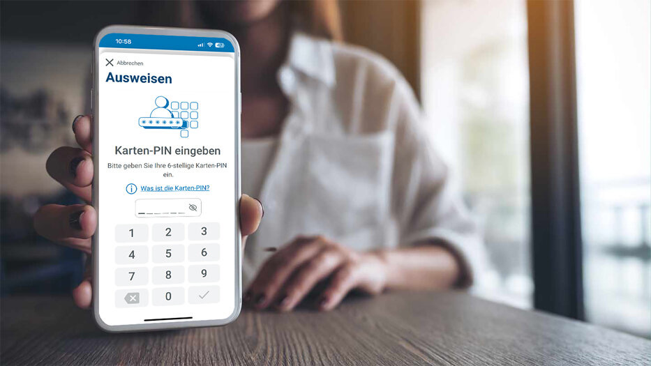 csm_frau-zeigt-handy-in-die-kamera_b1f4faba16